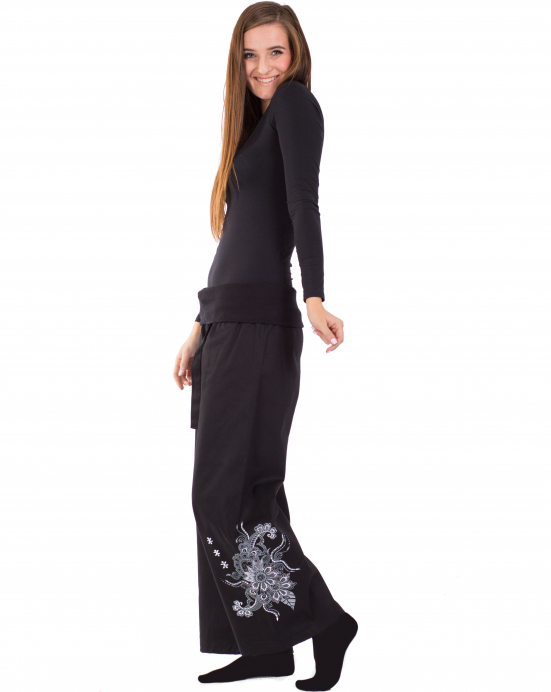 Pevné a pohodlné kalhoty Thao – černé s květinovou výšivkou