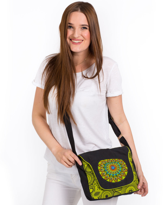 Kabelka „Vyšívaná mandala“ – limetková Kabelka „Vyšívaná mandala“ – limetková