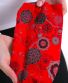 Textilní čelenka Thao – zářivě červená s šedými květy