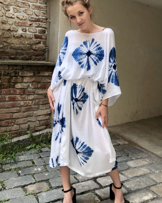 Kaftan Circle – bílý s modrou batikou