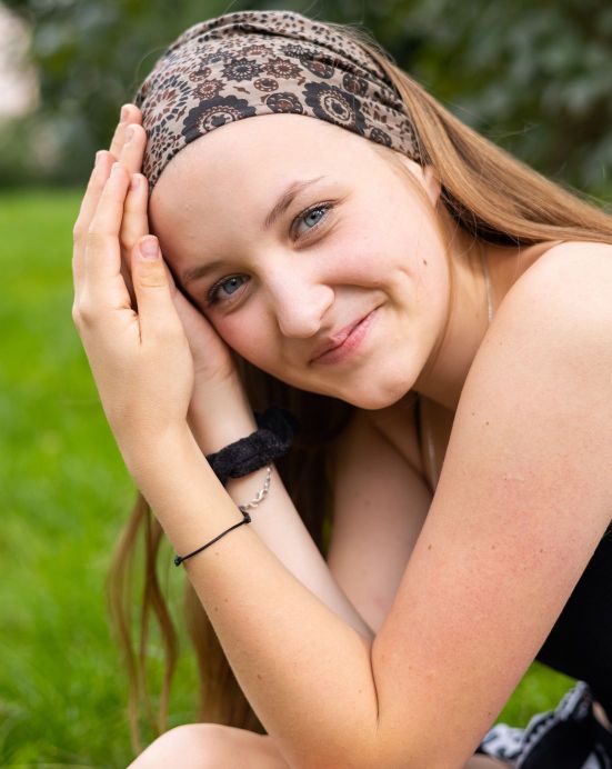 Textilní čelenka/rouška Thao – hnědá s květy Textilní čelenka/rouška Thao – hnědá s květy