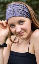 Textilní čelenka/rouška Thao – šedá s fialovými kytičkami