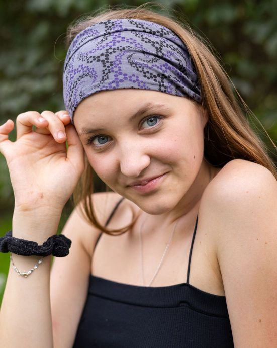 Textilní čelenka/rouška Thao – šedá s fialovými kytičkami Textilní čelenka/rouška Thao – šedá s fialovými kytičkami