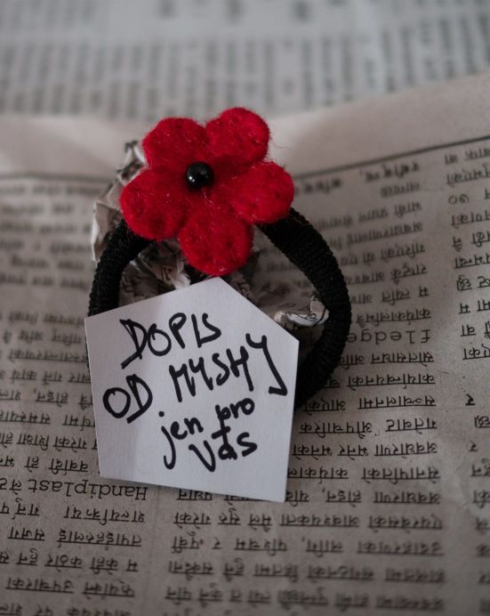Gumička do vlasů Květ s perlou + Dopis od Myshi – červená s černou perlou Gumička do vlasů Květ s perlou + Dopis od Myshi – červená s černou perlou