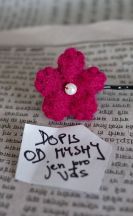 Pírko do vlasů Květ s perlou + Dopis od Myshi – bordó s bílou perlou