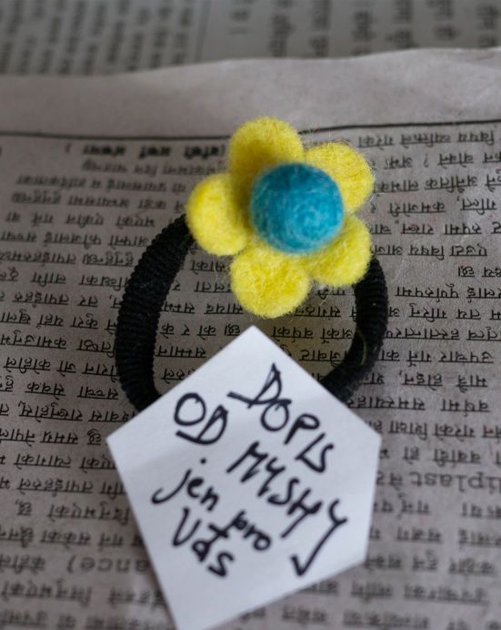 Gumička do vlasů Květ s perlou + Dopis od Myshi – tyrkysovo-žlutá