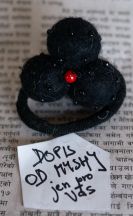 Gumička do vlasů Květ s perlou + Dopis od Myshi – černá s červenou perlou