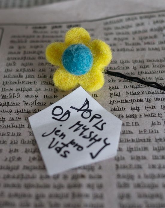 Pírko do vlasů Květ s perlou + Dopis od Myshi – tyrkysovo-žluté