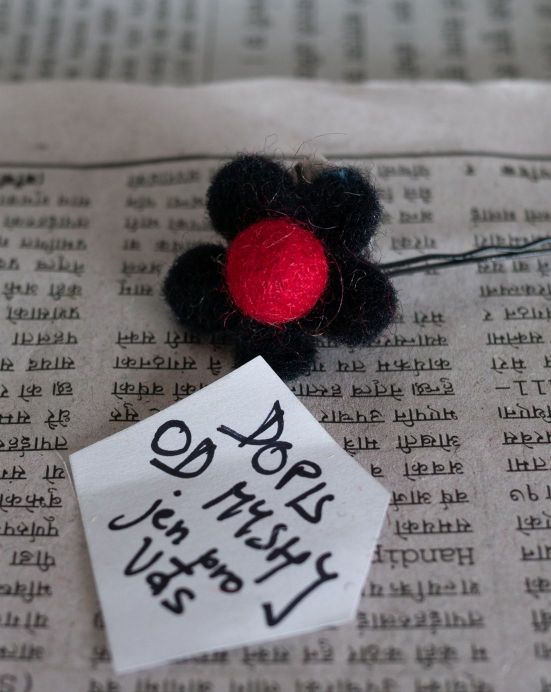 Pírko do vlasů Květ s perlou + Dopis od Myshi – červeno-černé Pírko do vlasů Květ s perlou + Dopis od Myshi – červeno-černé