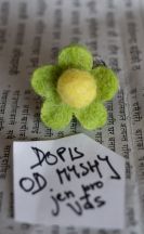 Brož - Květ s perlou + Dopis od Myshi – hráškově zelená se žlutým středem