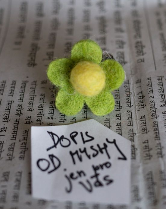 Brož - Květ s perlou + Dopis od Myshi – hráškově zelená se žlutým středem