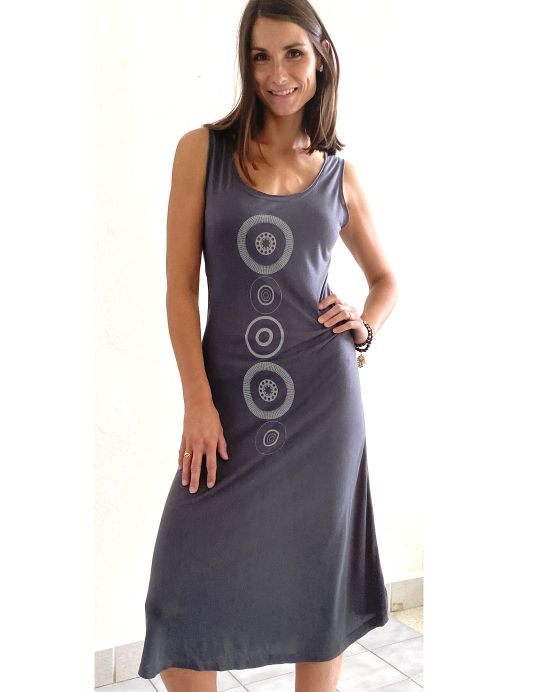 Polodlouhé šaty s ornamenty kruhů - šedé Polodlouhé šaty s ornamenty kruhů - šedé